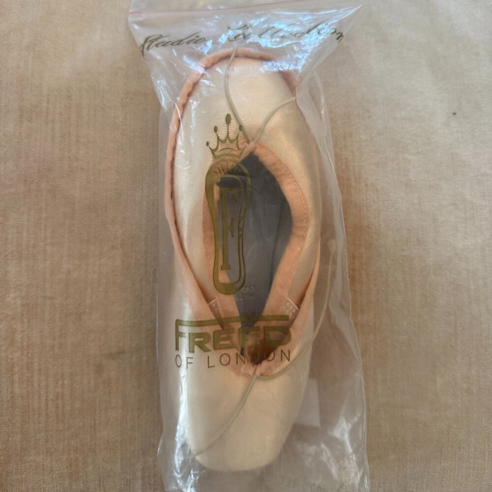 FREED POINTE SHOES SIZE 4E